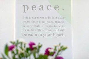 Bild an der Wand im Yogaraum mit Zitat: Peace - it does not mean to be in a plcae where there is no noise, trouble or hard work, it means to be in the midst of those things and still be calm in your heart.