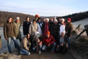 Kundalini Yoga Ausbildungsgruppe Gruppenbild bei Spaziergang