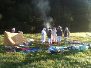 Nach dem Morgensadhana auf der Auenwiese an der Nister am Seminarhaus Alhausen