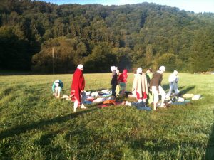 Nach dem Morgensadhana auf der Auenwiese an der Nister am Seminarhaus Alhausen