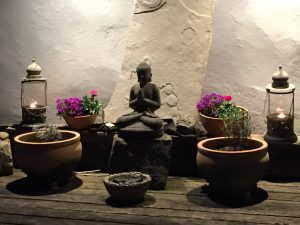 Terrasse mit Buddha Seminarhaus
