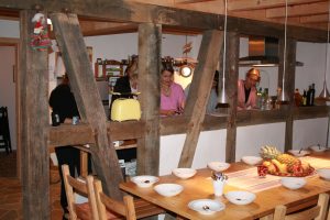 Küche und Essbereich im Seminarhaus Weltende Alhausen